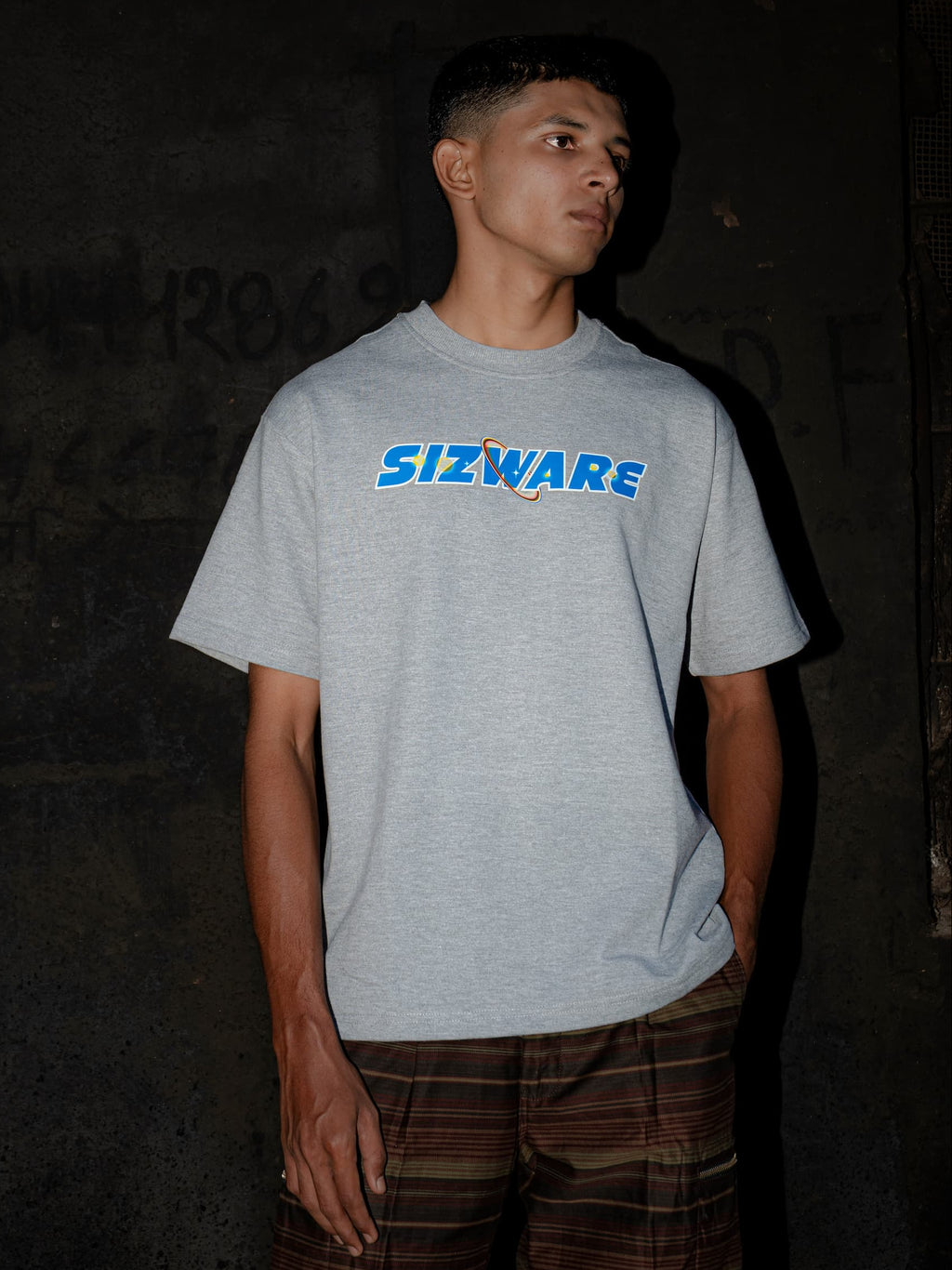 UNIVERSAL TEE