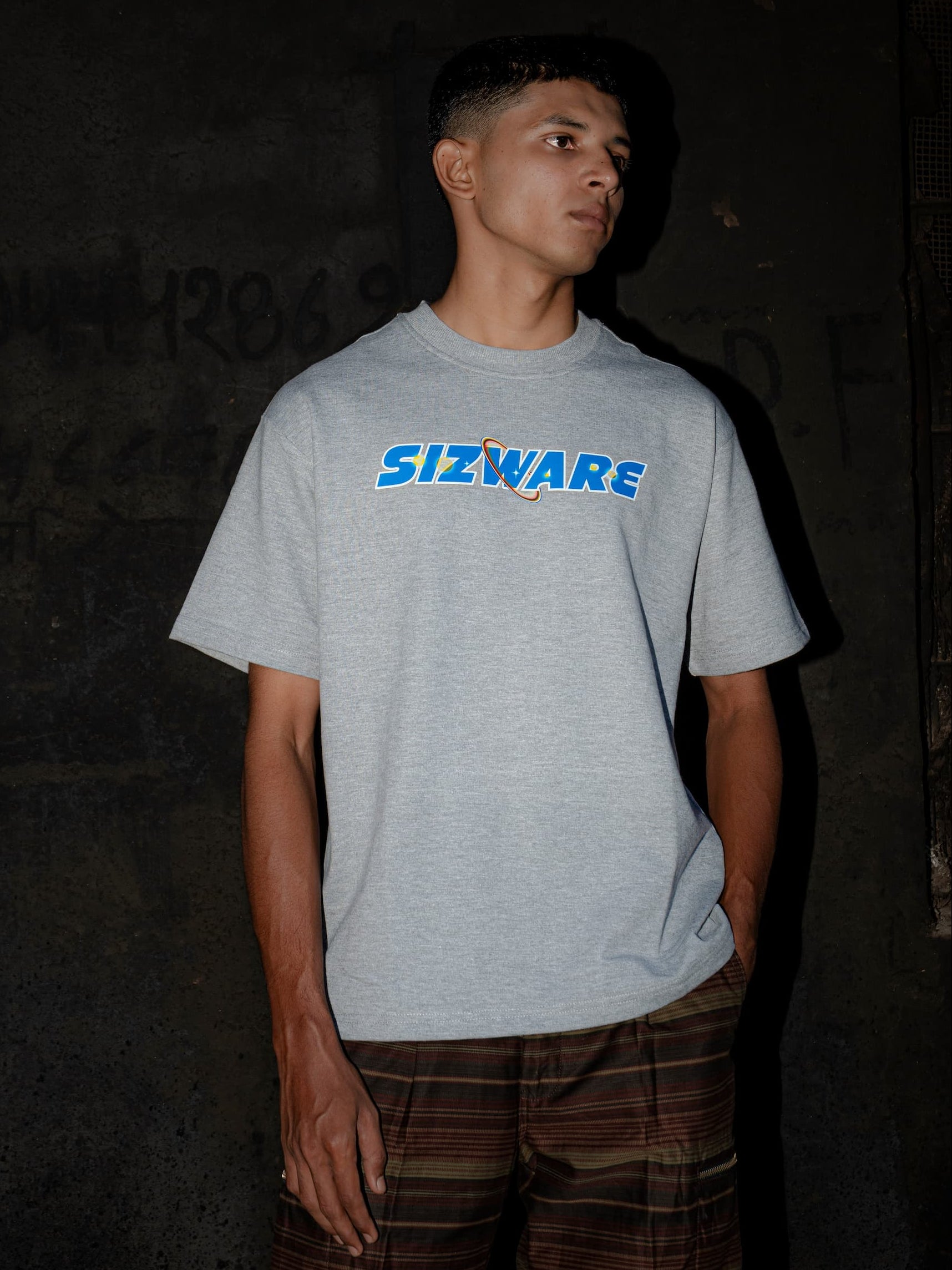 UNIVERSAL TEE