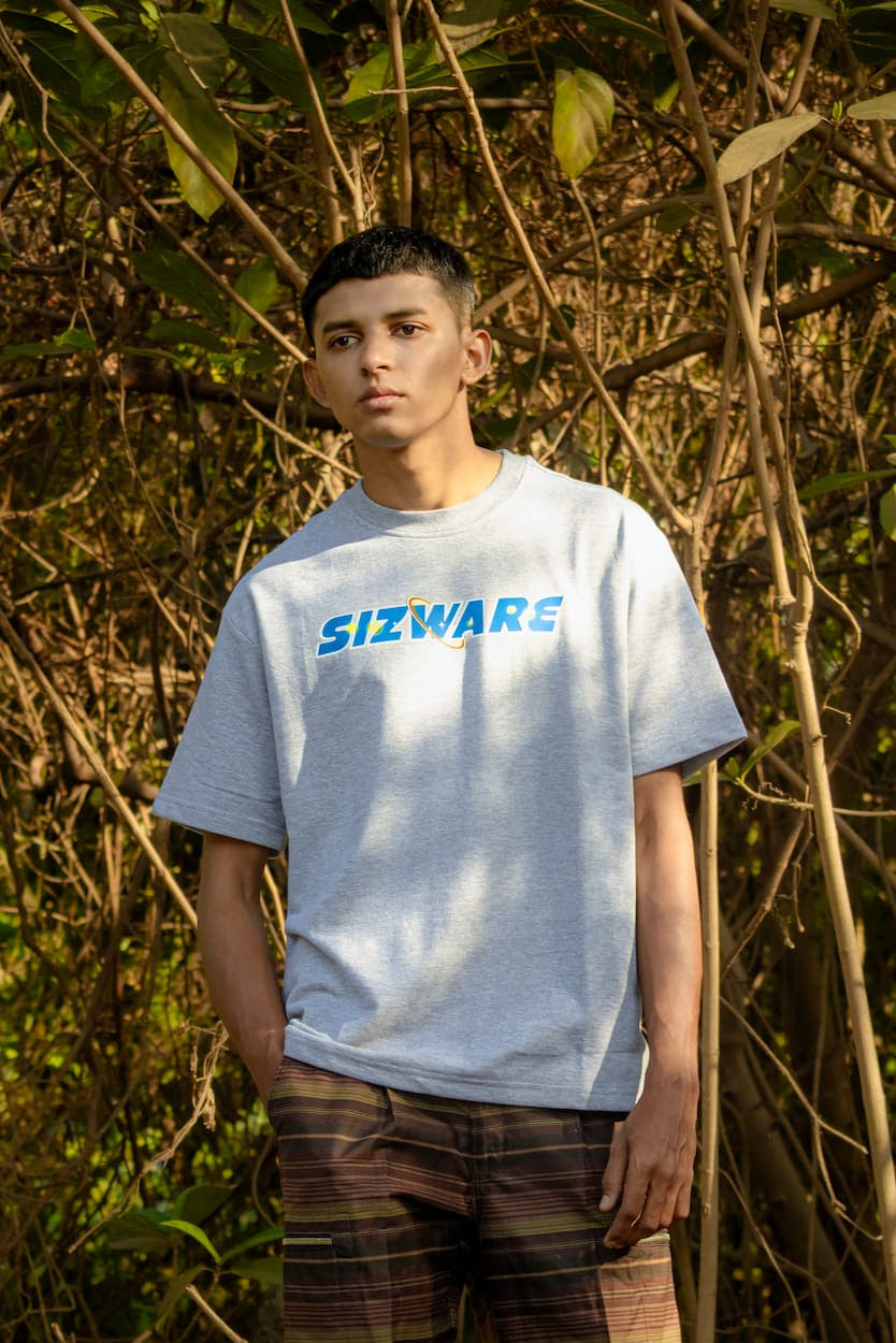 UNIVERSAL TEE